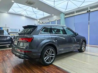 2024 Audi Q7 45 TFSI II (4M) Рестайлинг 2, серый, 9436687 рублей, вид 4