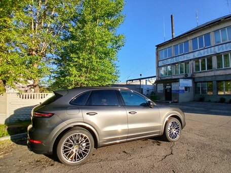 2021 Porsche Cayenne Turbo III, серый, 10600000 рублей, вид 3