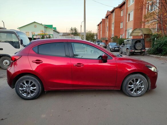 2020 Mazda 2 III (DJ) Рестайлинг, красный, 1400000 рублей - вид 1