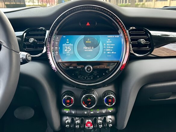 2023 Mini Hatch Cooper III (F55/F56) Рестайлинг 2, серый, 1970000 рублей - вид 7