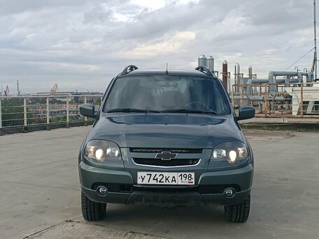 2018 Chevrolet Niva I Рестайлинг, серый, 740000 рублей, вид 2