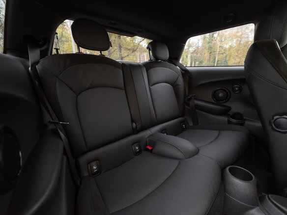 2021 Mini Hatch Cooper III (F55/F56) Рестайлинг 2, чёрный, 3790000 рублей - вид 23