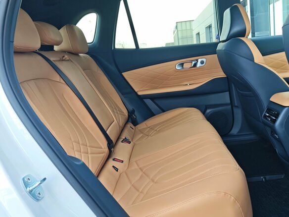 2026 Geely EX5 Гибрид EM-i, белый, 3829990 рублей - вид 17
