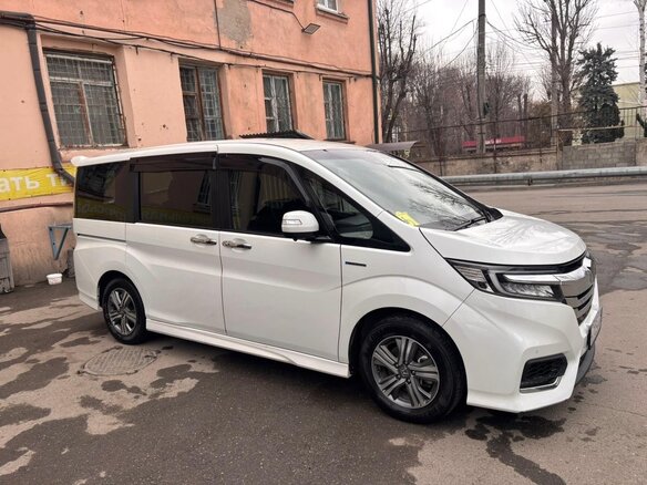 2018 Honda Stepwgn Spada V Рестайлинг, белый, 2450000 рублей - вид 1