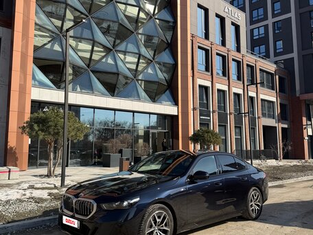 2024 BMW 5 серии 520i VIII (G60/G61/G68), синий, 6000000 рублей, вид 1