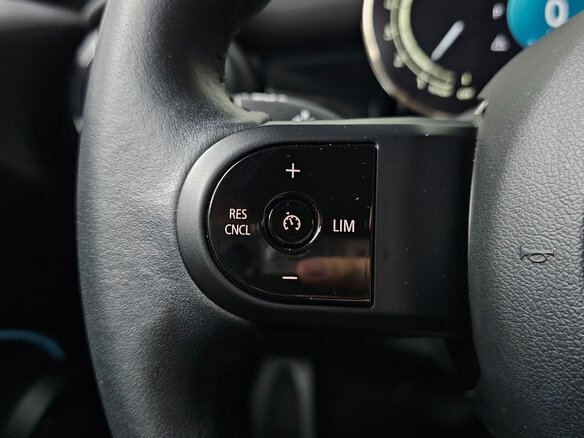 2022 Mini Hatch Cooper III (F55/F56) Рестайлинг 2, белый, 2083000 рублей - вид 21