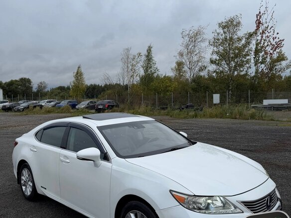 2012 Lexus ES 300h VI, белый - вид 2