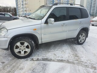 2011 Chevrolet Niva I Рестайлинг, серебристый, 359000 рублей, вид 3