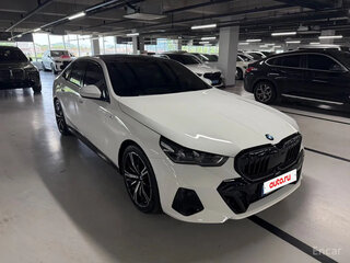 2025 BMW 5 серии 523d xDrive VIII (G60/G61/G68), серый, 7230000 рублей, вид 3