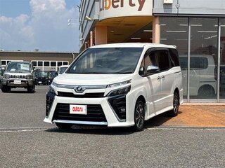 2019 Toyota Voxy III (R80) Рестайлинг, белый, 1800000 рублей, вид 1