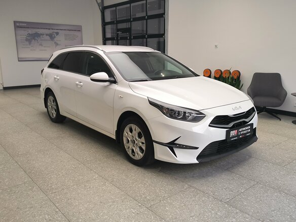 2021 Kia Ceed III Рестайлинг, белый, 1850000 рублей - вид 2