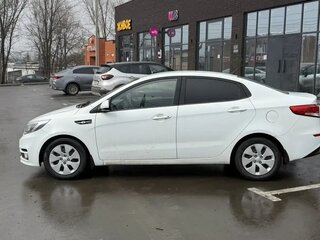 2016 Kia Rio III Рестайлинг, белый, 770000 рублей, вид 4