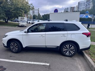 2019 Mitsubishi Outlander III Рестайлинг 3, белый, 1800000 рублей, вид 4