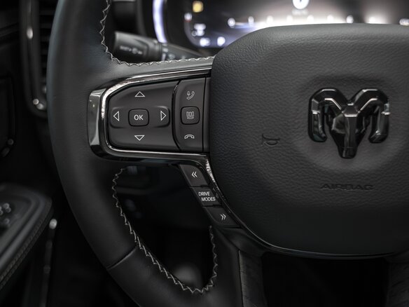 2026 Ram 1500 Crew Cab V Рестайлинг, серебристый, 9390000 рублей - вид 36