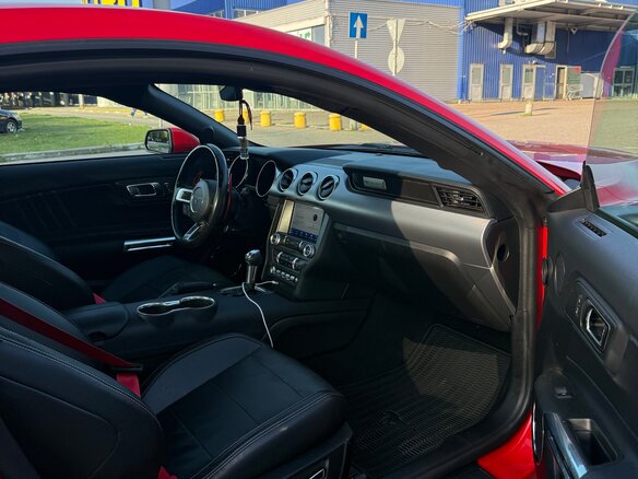 2018 Ford Mustang VI Рестайлинг, красный, 4000000 рублей - вид 17