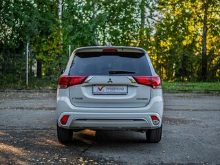 2022 Mitsubishi Outlander III Рестайлинг 3, белый, 2150000 рублей, вид 4