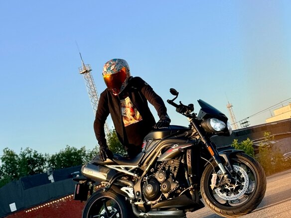 2019 Triumph Speed Triple, чёрный, 880000 рублей - вид 4