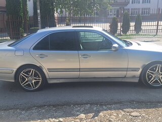 2000 Mercedes-Benz E-Класс 320 II (W210, S210) Рестайлинг, серебристый, 560000 рублей, вид 3