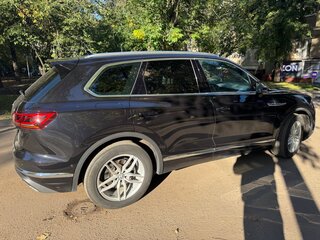 2019 Volkswagen Touareg III, чёрный, 3900000 рублей, вид 3