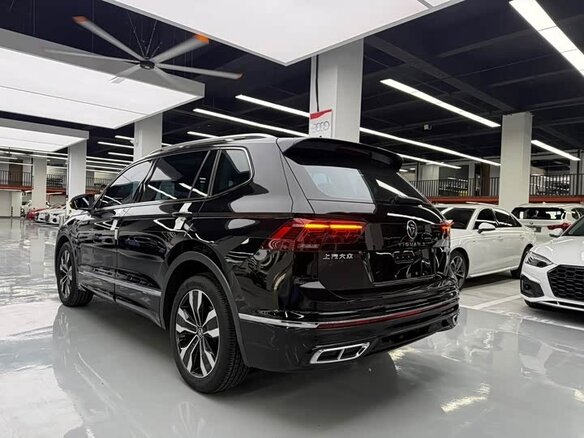 2022 Volkswagen Tiguan II Рестайлинг, чёрный, 2550111 рублей - вид 5