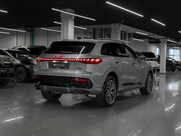 2025 Audi Q5 L III (GU), серый, 6200000 рублей - вид 4