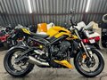 2023 Triumph Street Triple, жёлтый, 1170000 рублей - вид 2