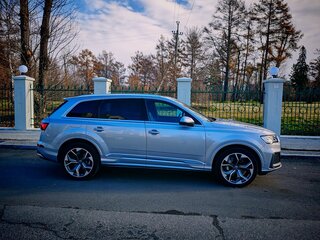 2020 Audi Q7 45 TDI II (4M) Рестайлинг, серебристый, 7099999 рублей, вид 4