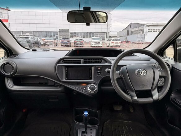 2017 Toyota Aqua I Рестайлинг 2, белый - вид 6