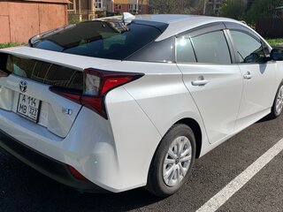 2022 Toyota Prius IV Рестайлинг (XW50), белый, 2200000 рублей, вид 4