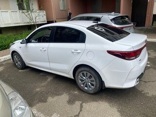 2021 Kia Rio IV Рестайлинг, белый, 1500000 рублей, вид 4