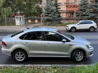 2018 Volkswagen Polo V Рестайлинг, серебристый, 970000 рублей, вид 2