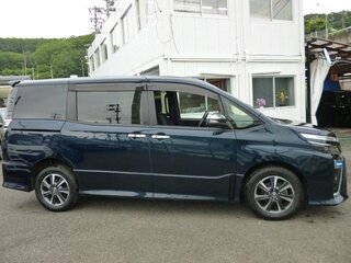 2020 Toyota Voxy III (R80) Рестайлинг, чёрный, 2200000 рублей, вид 2