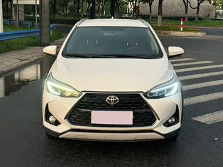 2023 Toyota Yaris L X XP150 Рестайлинг, белый, 942000 рублей, вид 2
