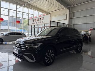 2023 Volkswagen Tiguan II Рестайлинг, чёрный, 2470000 рублей, вид 1