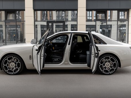 2025 Rolls-Royce Ghost Black Badge II Рестайлинг (Series II), серый, 53900000 рублей, вид 5