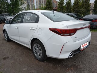 2021 Kia Rio IV Рестайлинг, белый, 1516200 рублей, вид 4