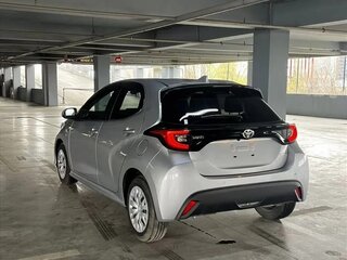 2023 Toyota Yaris IV, серебристый, 990000 рублей, вид 5