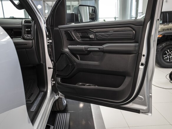 2026 Ram 1500 Crew Cab V Рестайлинг, серебристый, 9390000 рублей - вид 22