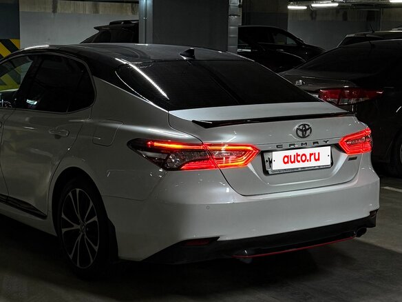 2020 Toyota Camry VIII (XV70), белый, 3200000 рублей - вид 3