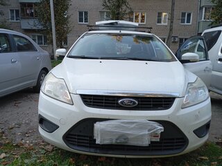 2010 Ford Focus II Рестайлинг, белый, 400000 рублей, вид 3