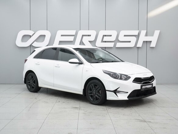 2022 Kia Ceed III Рестайлинг, белый, 1900000 рублей