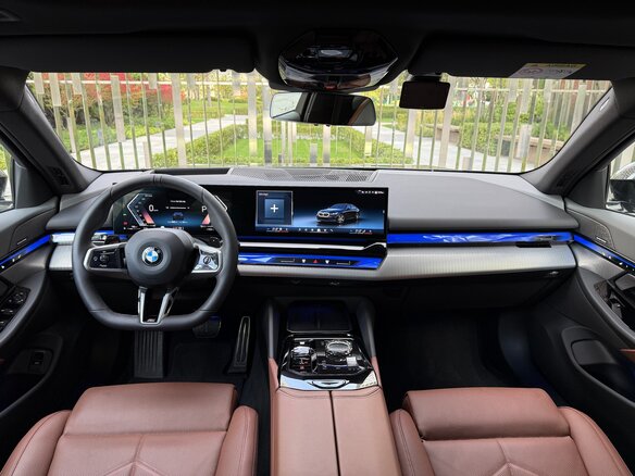 2025 BMW 5 серии 530i xDrive VIII (G60/G61/G68), чёрный, 8195000 рублей - вид 17