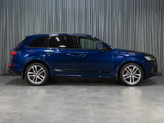 2021 Audi Q7 45 TDI II (4M) Рестайлинг, синий, 6730000 рублей, вид 5