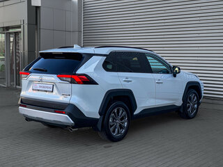 2025 Toyota RAV4 V (XA50), белый, 3999000 рублей, вид 4