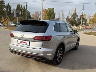 2018 Volkswagen Touareg III, серебристый, 3700000 рублей, вид 3