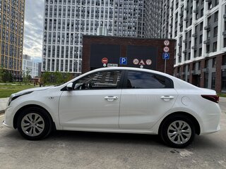 2021 Kia Rio IV Рестайлинг, белый, 1500000 рублей, вид 3