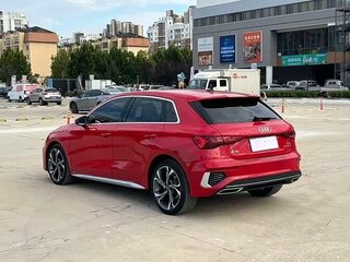 2023 Audi A3 Sportback 35 TFSI IV (8Y), красный, 1912055 рублей, вид 4