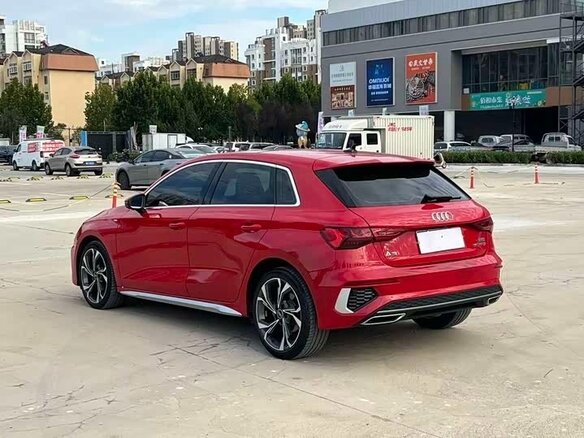 2023 Audi A3 Sportback 35 TFSI IV (8Y), красный, 1912055 рублей - вид 3