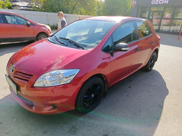 2011 Toyota Auris I Рестайлинг, красный, 950000 рублей