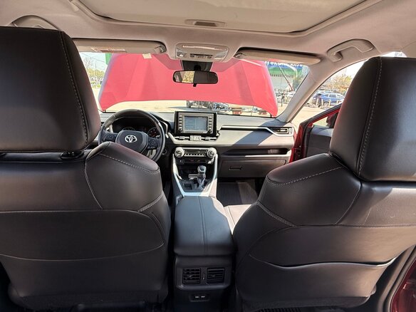 2020 Toyota RAV4 V (XA50), красный, 2925000 рублей - вид 9